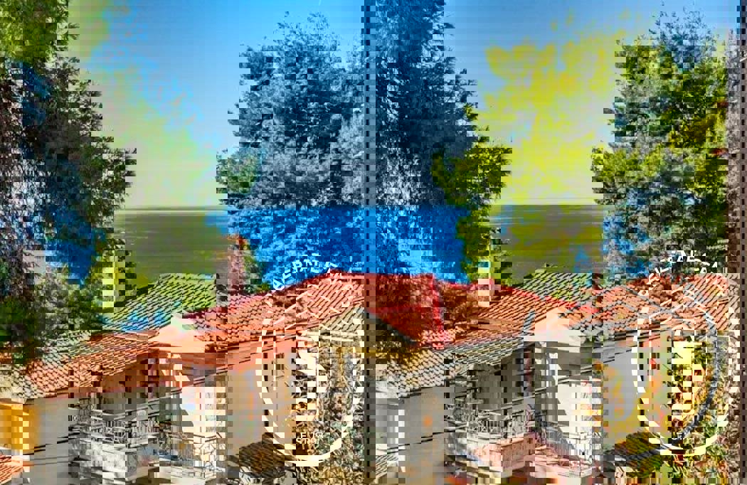 1973581 – Maisonette For sale