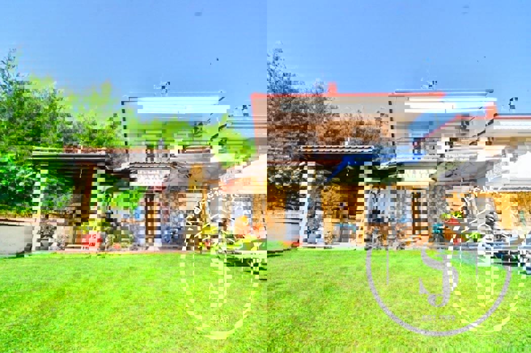 1973698 – Maisonette For sale