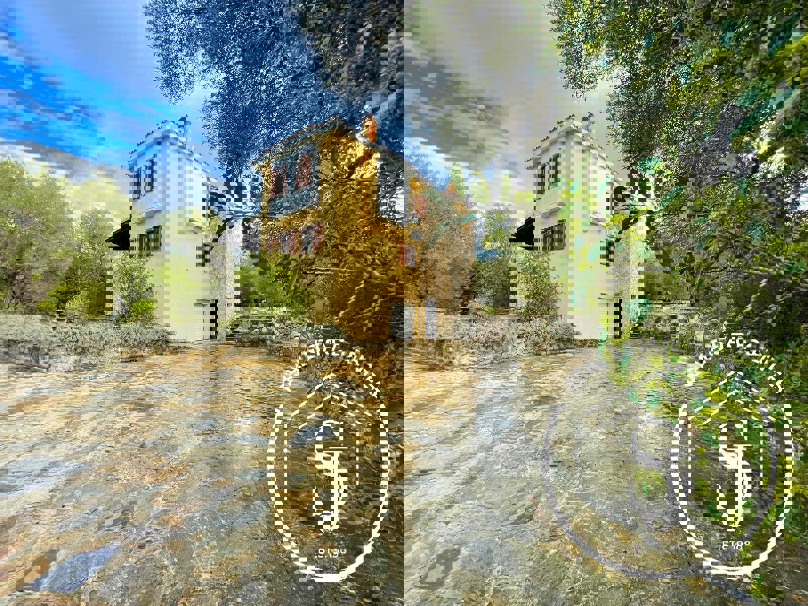 1973297 – Villa For sale