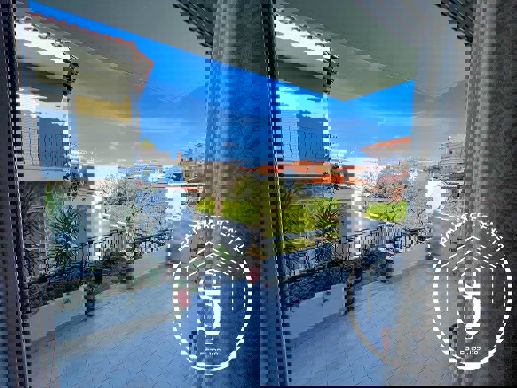 1973529 – Spacious Apartment Close to the Beach & Parking