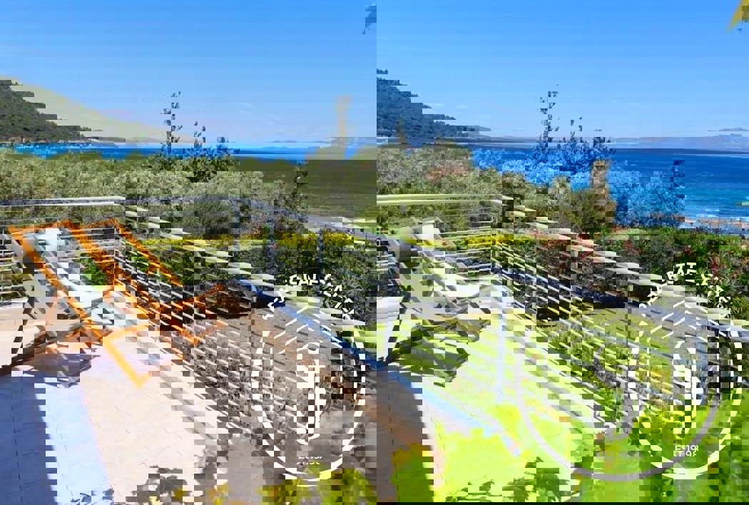 1973619 – Villa For sale