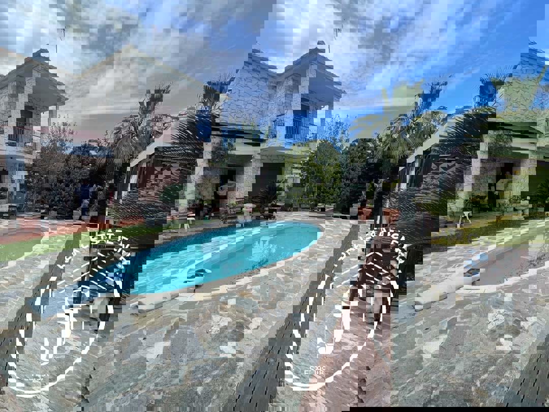 1973223 – Villa For sale