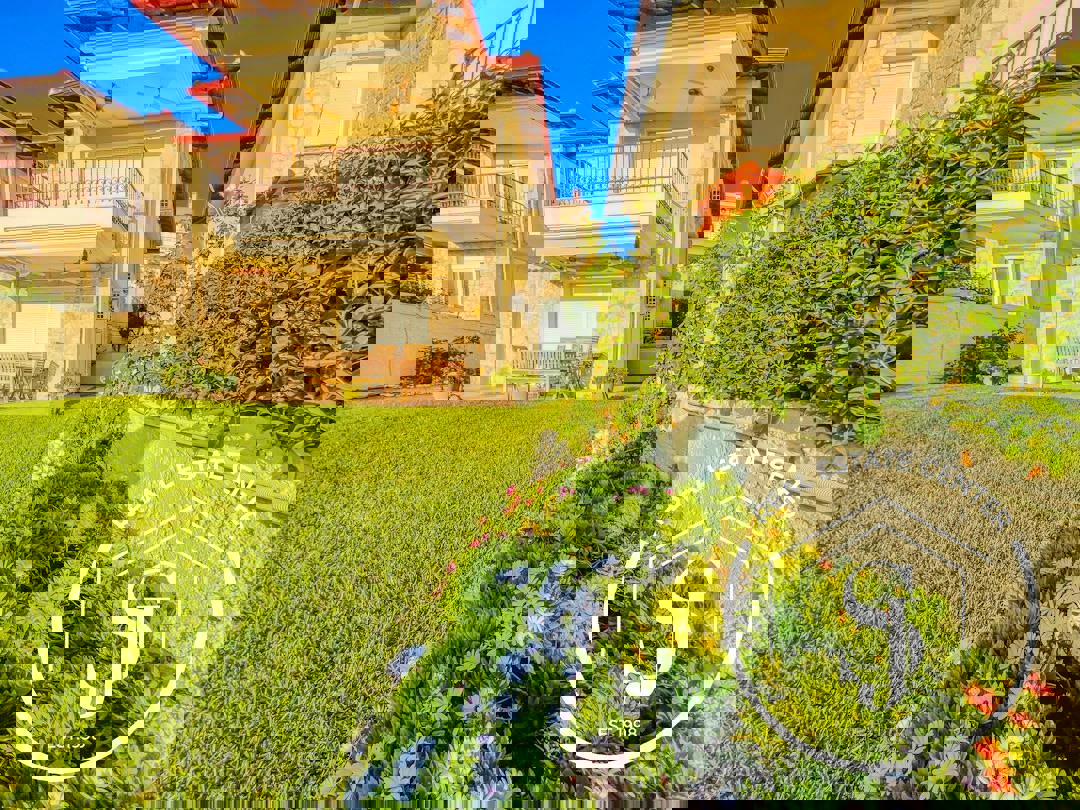 1973442 – Villa For sale