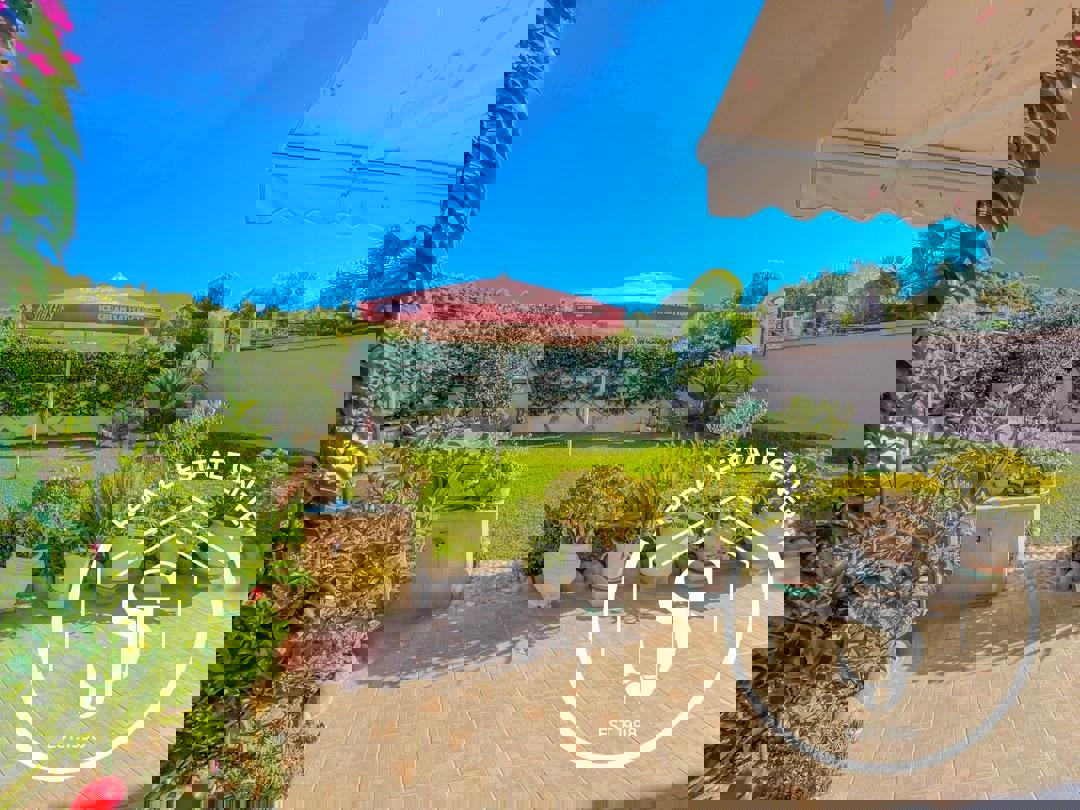 1973423 – Family Residence with Garden