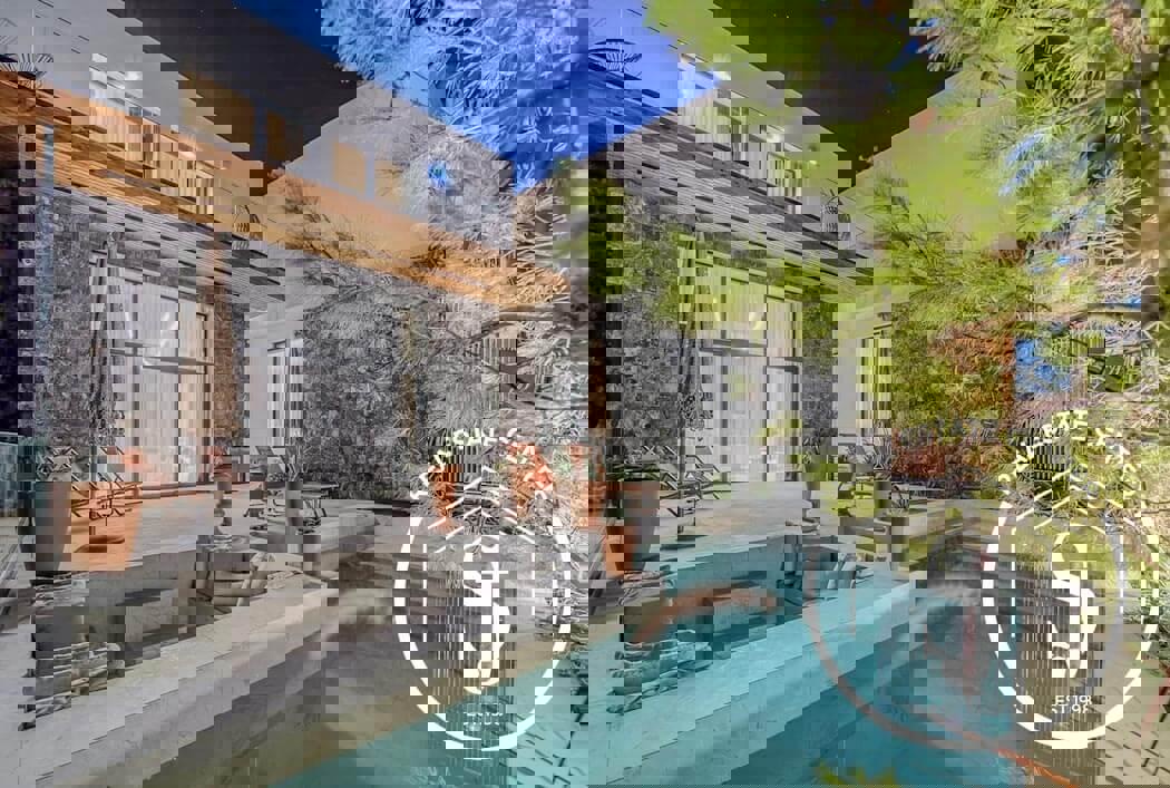 1973392 – Villa For sale