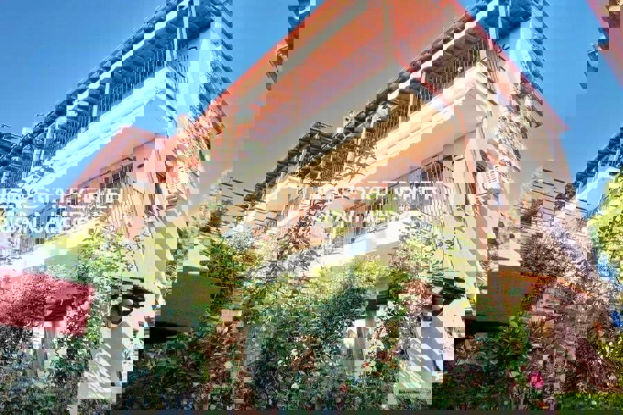 1973081 – Maisonette For sale