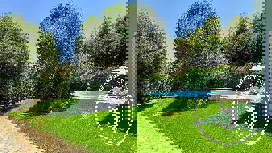 1973600 – Villa For sale