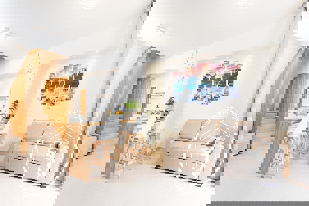 1973288 – Hotel For sale