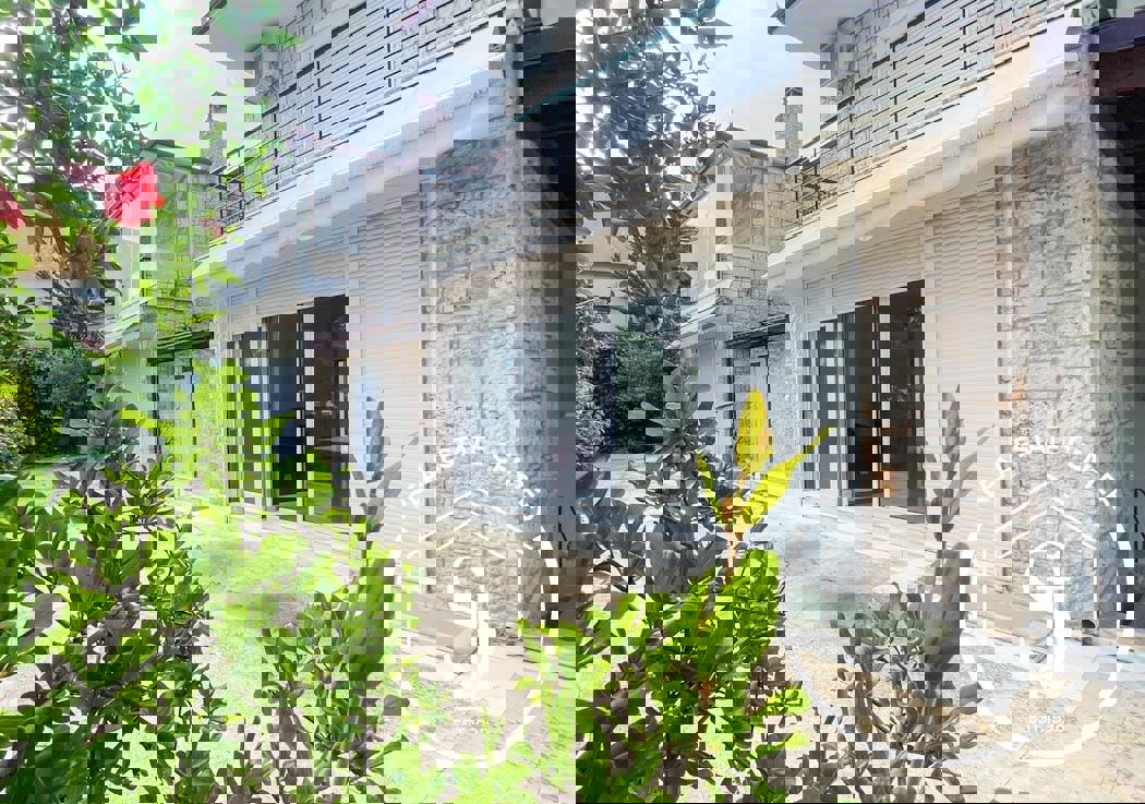 1973604 – Maisonette For sale