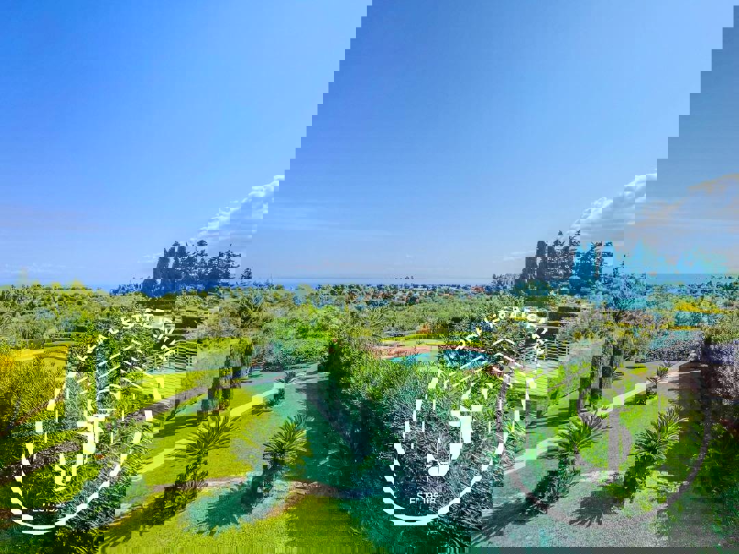 1973434 – Detached Home In A Quiet Location!!