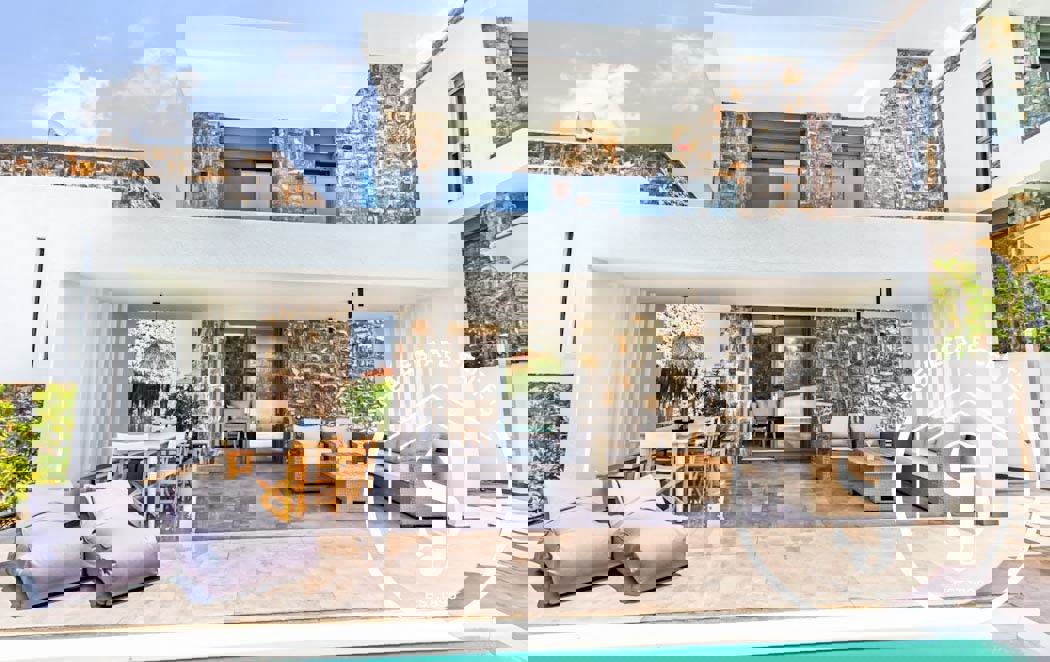 1973343 – Villa For sale