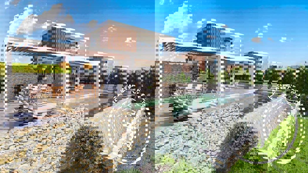 1973554 – Villa For sale