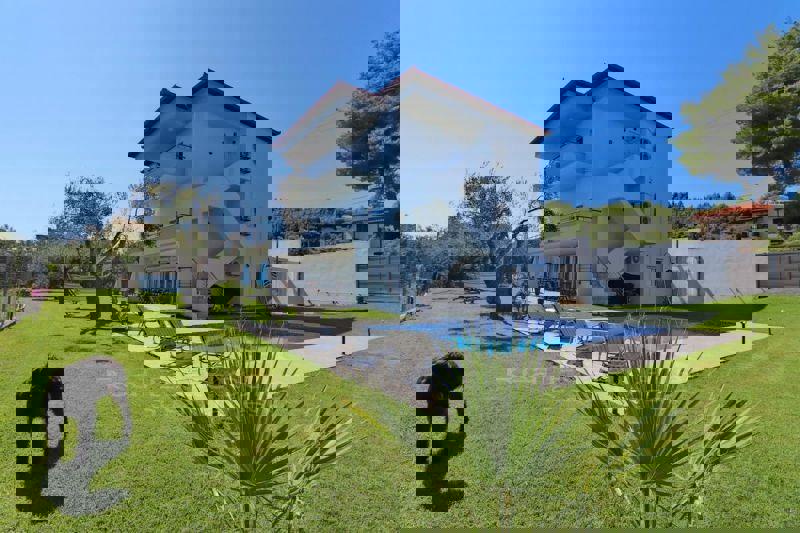 1973116 – Hotel For sale