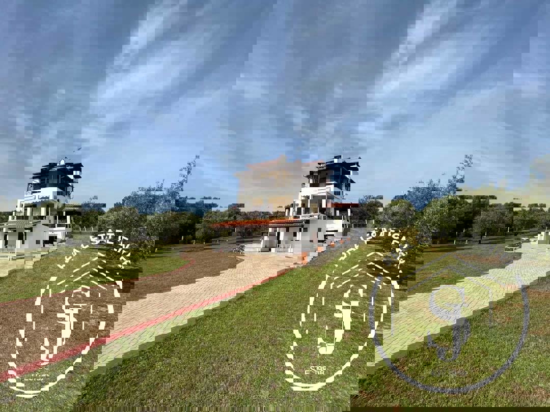 1973225 – Villa For sale