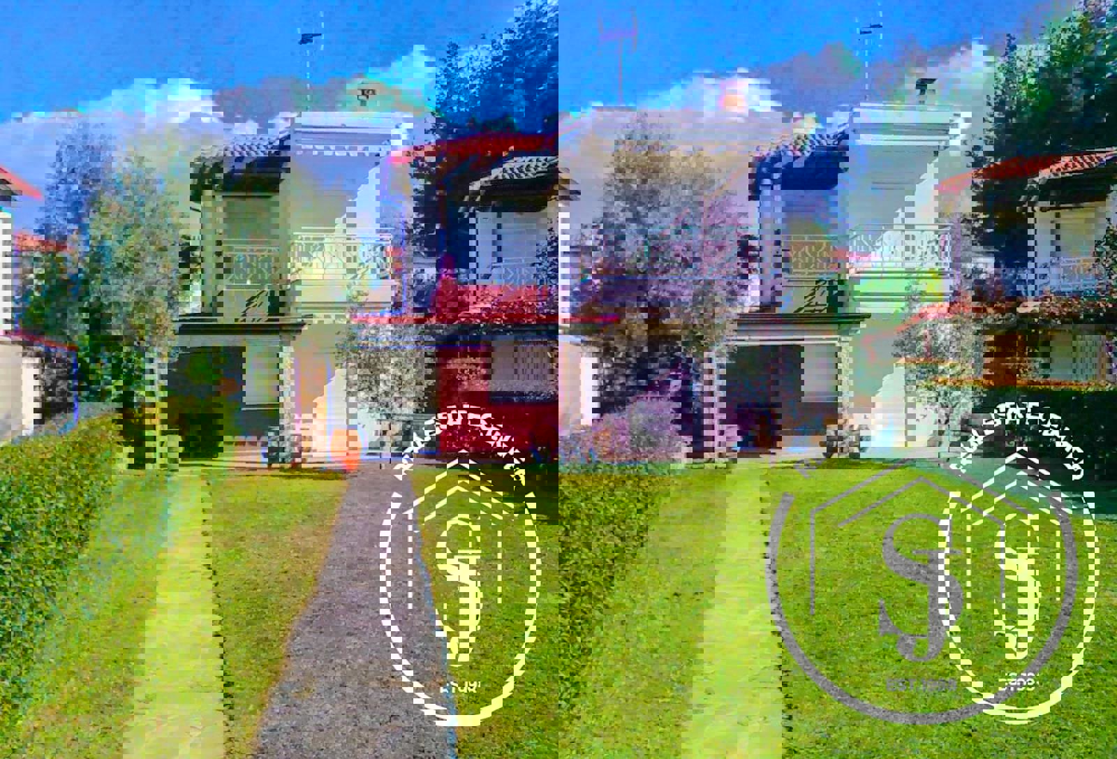 1973299 – Detached Home With Private Garden