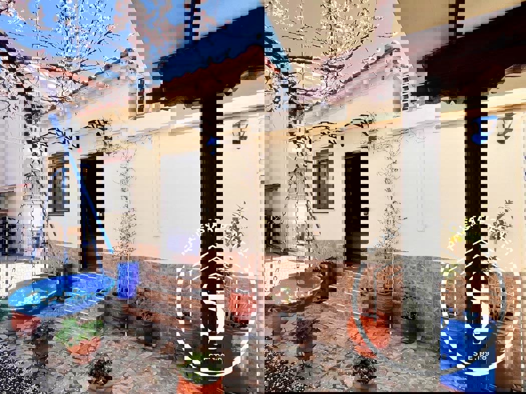 1973566 – Unique Detached Home with Garden in a Prime Location