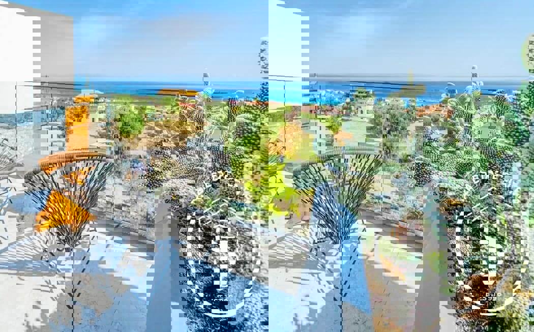 1973393 – Villa For sale