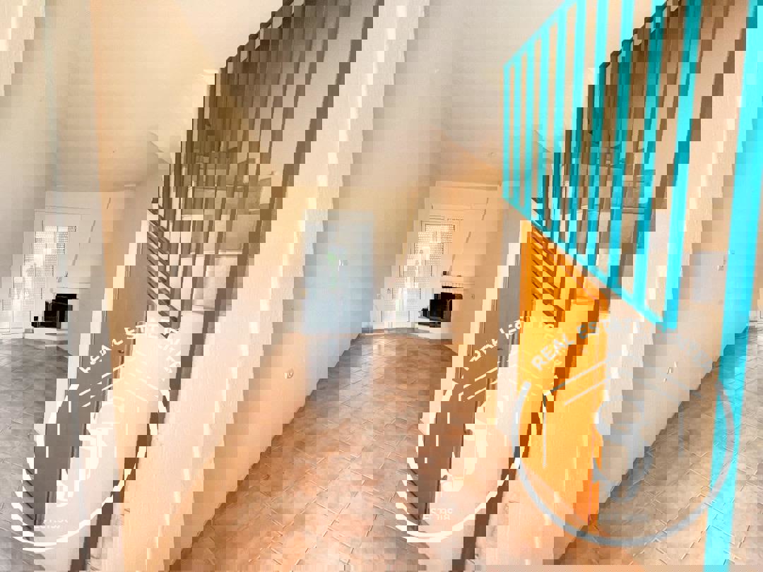 1973352 – Maisonette For sale