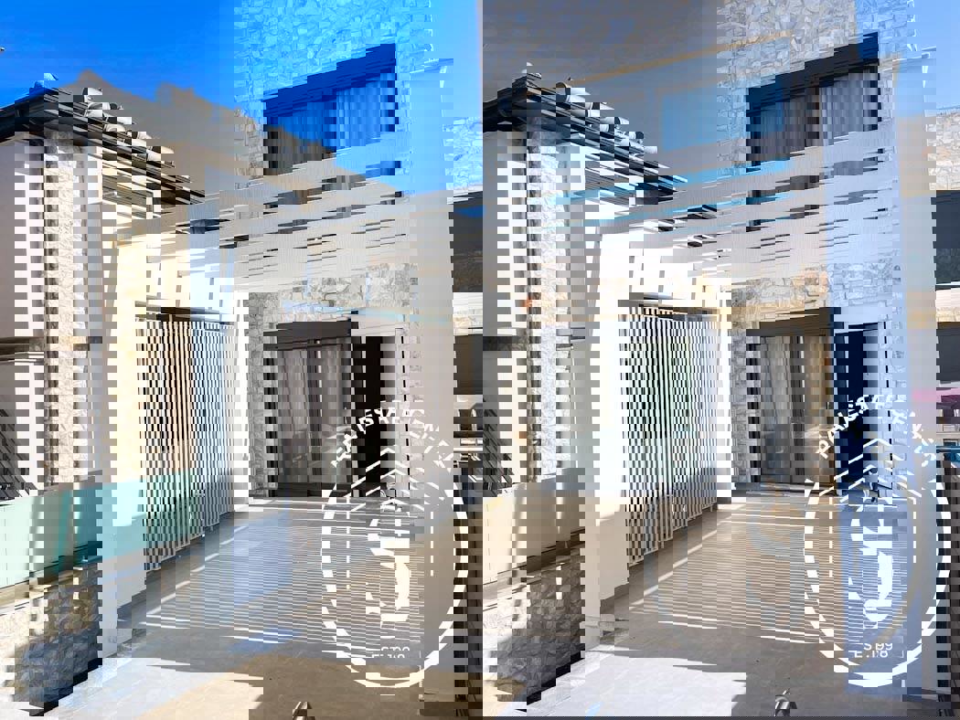 1973519 – Villa For sale