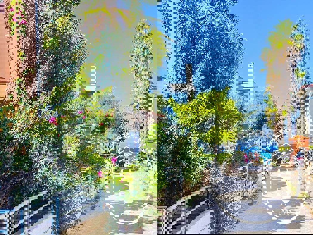 1973521 – Maisonette For sale