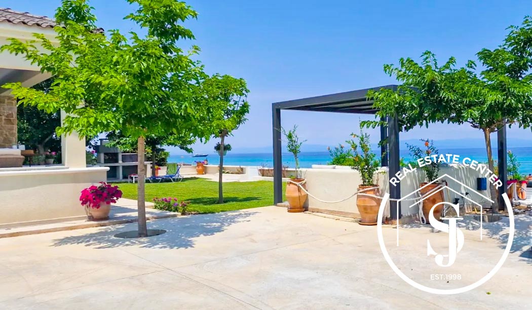 2109972 – One Of A Kind Bungalow BeachFront Living!!