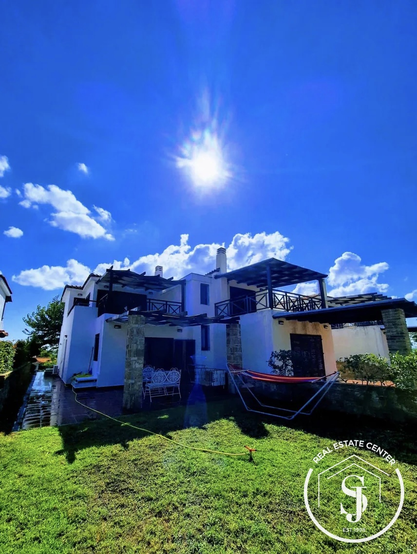 2334229 – Nestled within a meticulously maintained complex